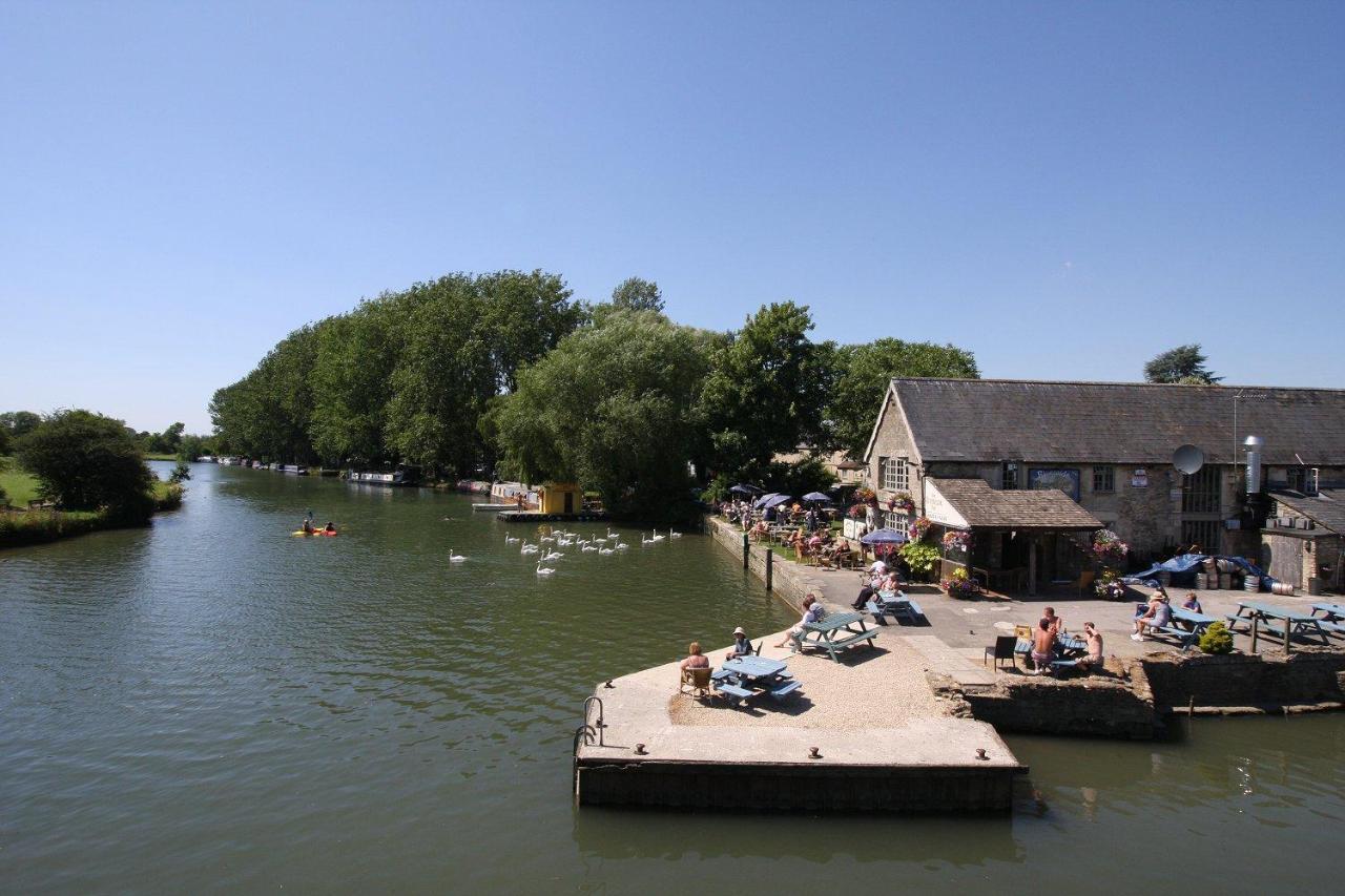 The Riverside Lechlade Extérieur photo