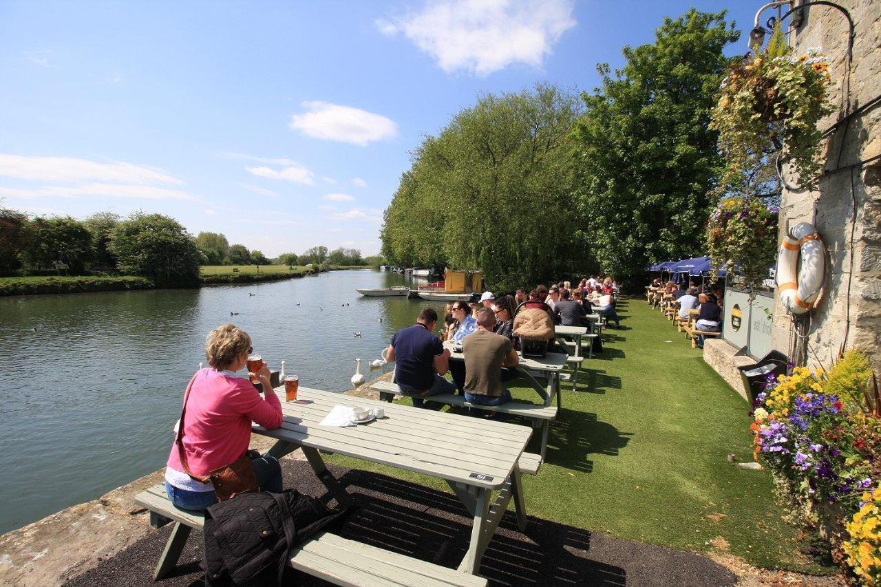 The Riverside Lechlade Extérieur photo