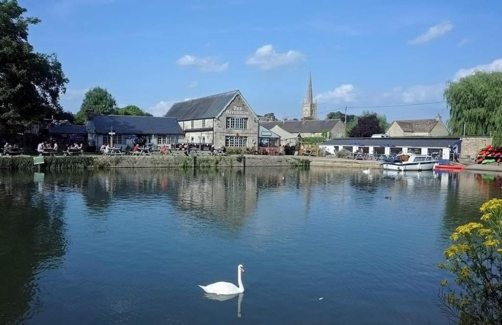The Riverside Lechlade Extérieur photo