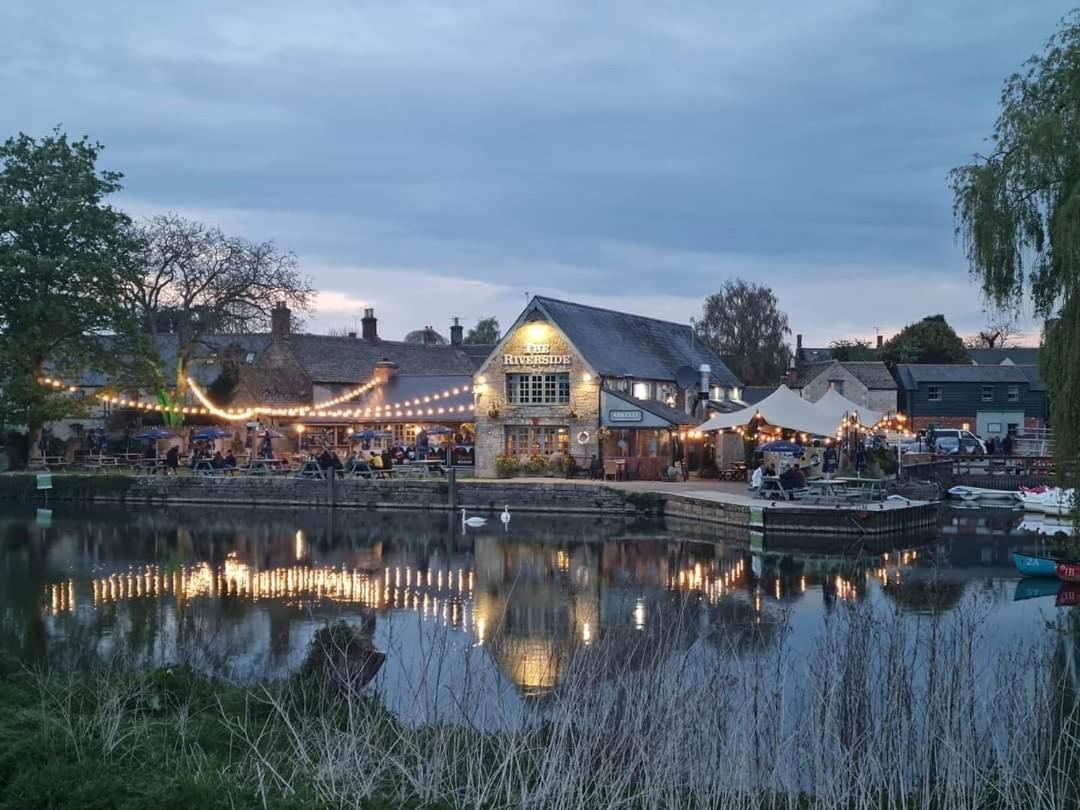 The Riverside Lechlade Extérieur photo